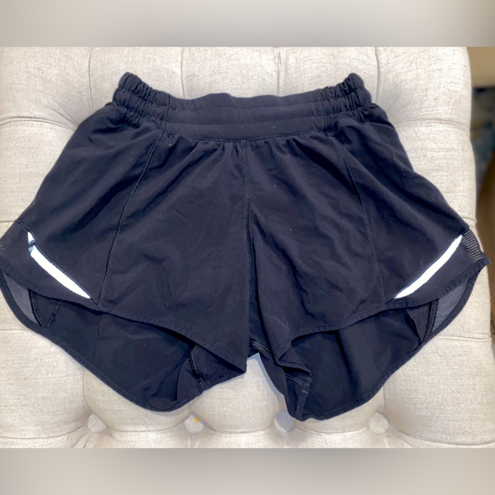 Lululemon Hotty Hot Low-Rise Lined
Short 4" size 4